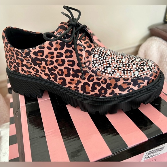 NIB Dolls Kill Lady GoDiva Pounce Away Oxfords Satin Leopard & Crystal Accents - Picture 1 of 14